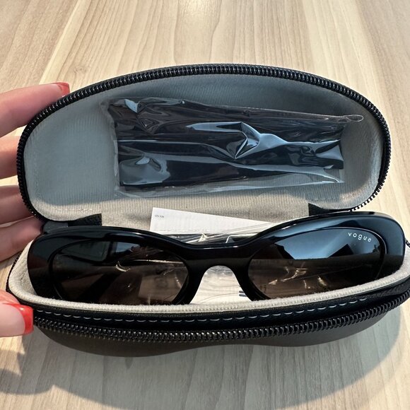 NWT Vogue Sunglasses VO5582S Black Smoke Oval Shape One Size - Picture 4 of 12
